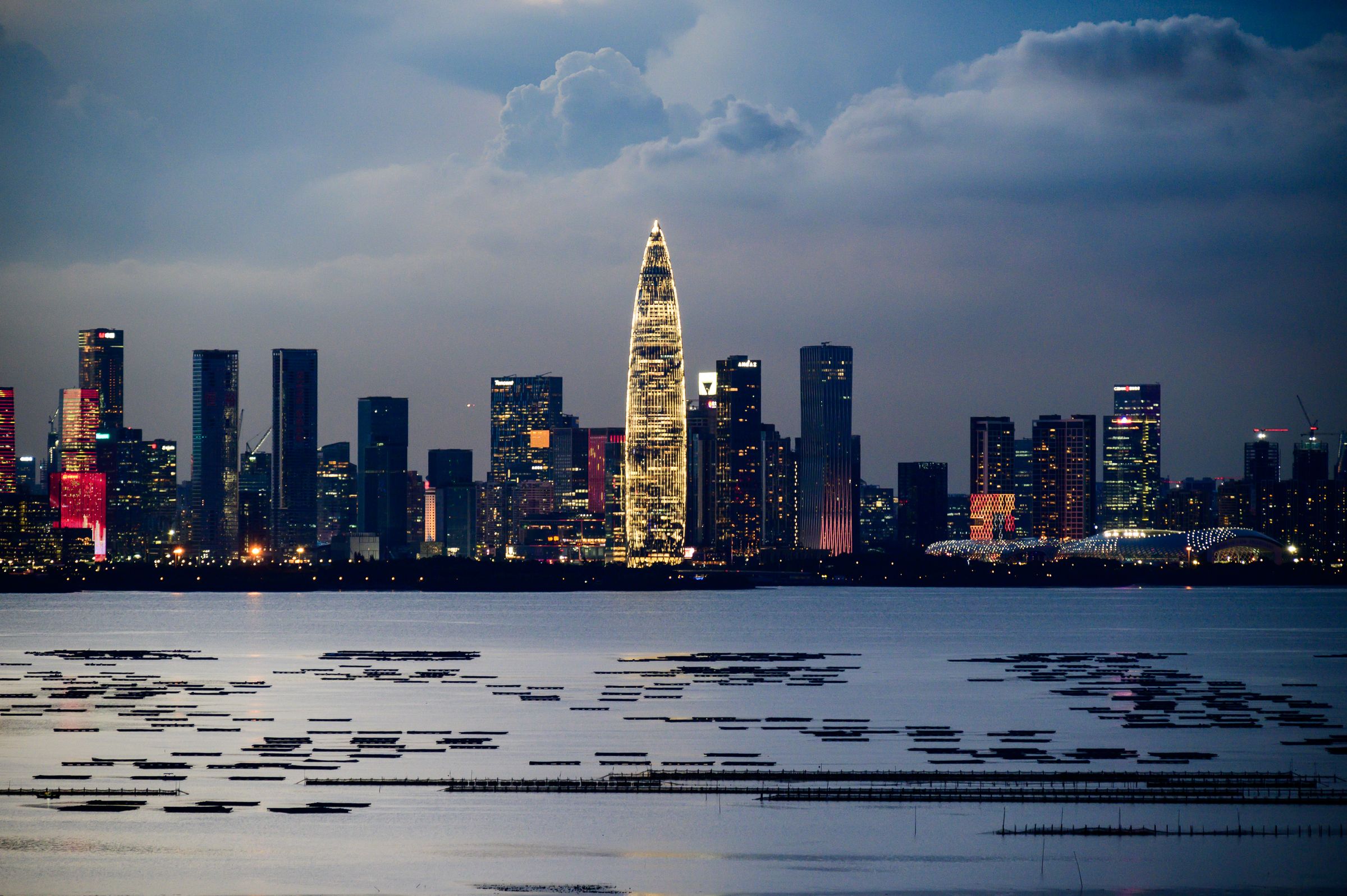 深圳湾天际线暮色实景:华润总部大厦与后海 CBD